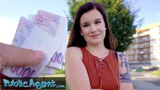 Tetszetős pici Eliss meztelenül pózol amatőr fotózáson