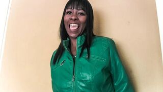 Fekete milf hamis állásinterjú fehér farokkal szétkerázva és arcra élvezés