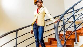 Fekete amatőr casting forgatás irodai fotózásra keményen megbassza a méretes faszú producer