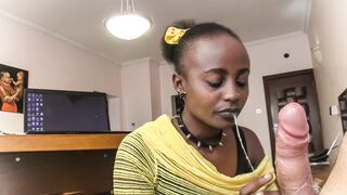 Nyakörves fekete ringyó nyáladzik a főnök hímvesszőjén