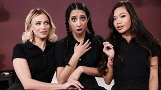 Rosszcsont leszbi diákok élvezik a forró hármast