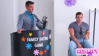 Chanel Camryn faszőrült világos szőke leányzó nyeri a randi játékot és mostohabátyja farkával teljes gruppen szex kavarodik