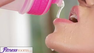 Afina Kisser világos szőke orosz milf éhesen cidázza a bazinagy léce