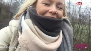 Forró fiatal kishölgy kerékpáron dörzsöli lucskos puncáját