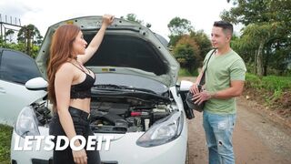 Forró latina milf Leela Moon megdugja a szerelőjét