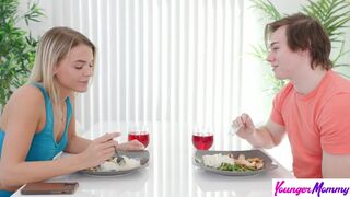 Péniszre éhes mostohaanya Evelyn Payne levetkőzteti lépfiát és ugrál a dákóján - s1:e9